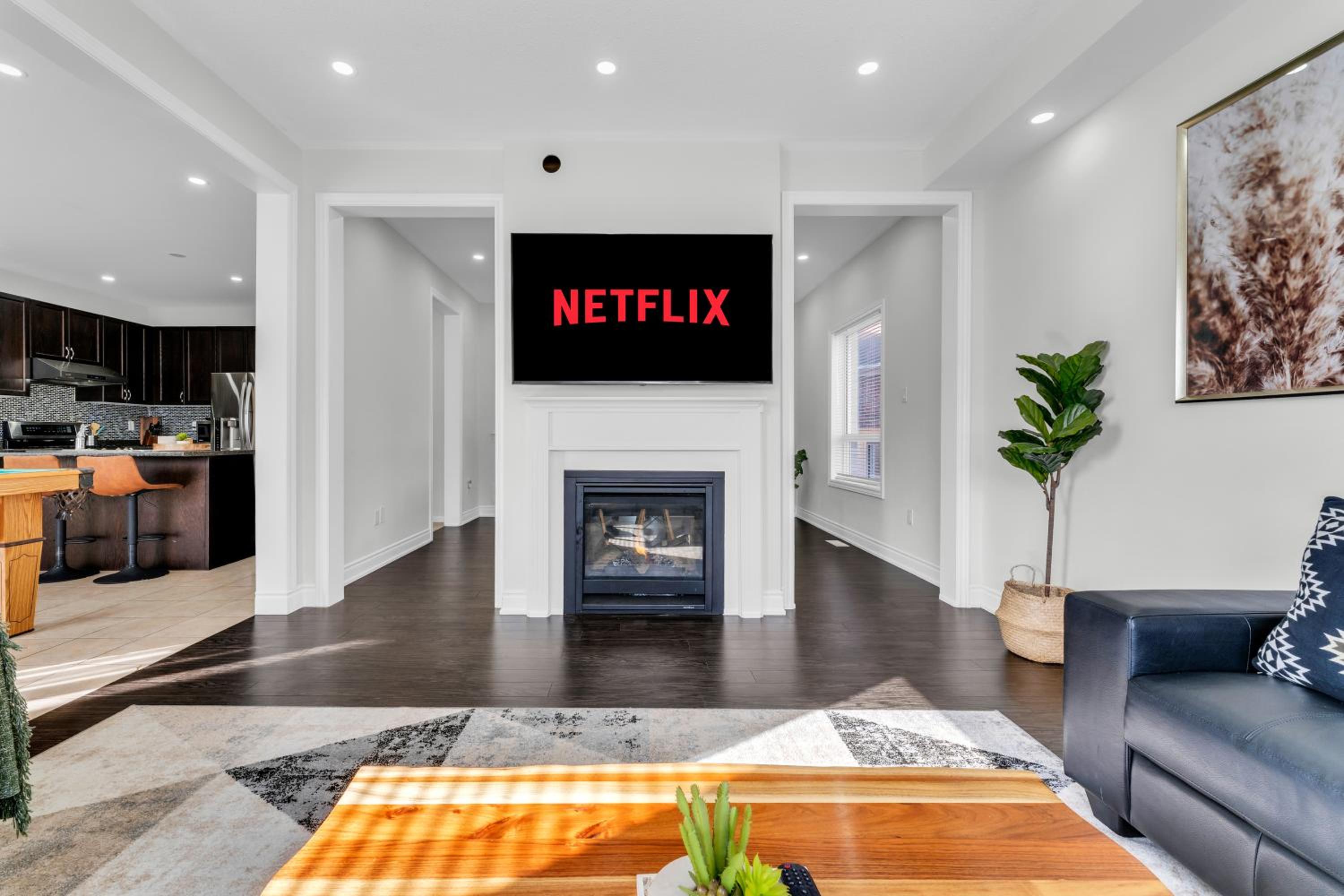 Oshawa Family Haven - Luxury 7BR Villa with Cozy Fireplaces & Hot Tub