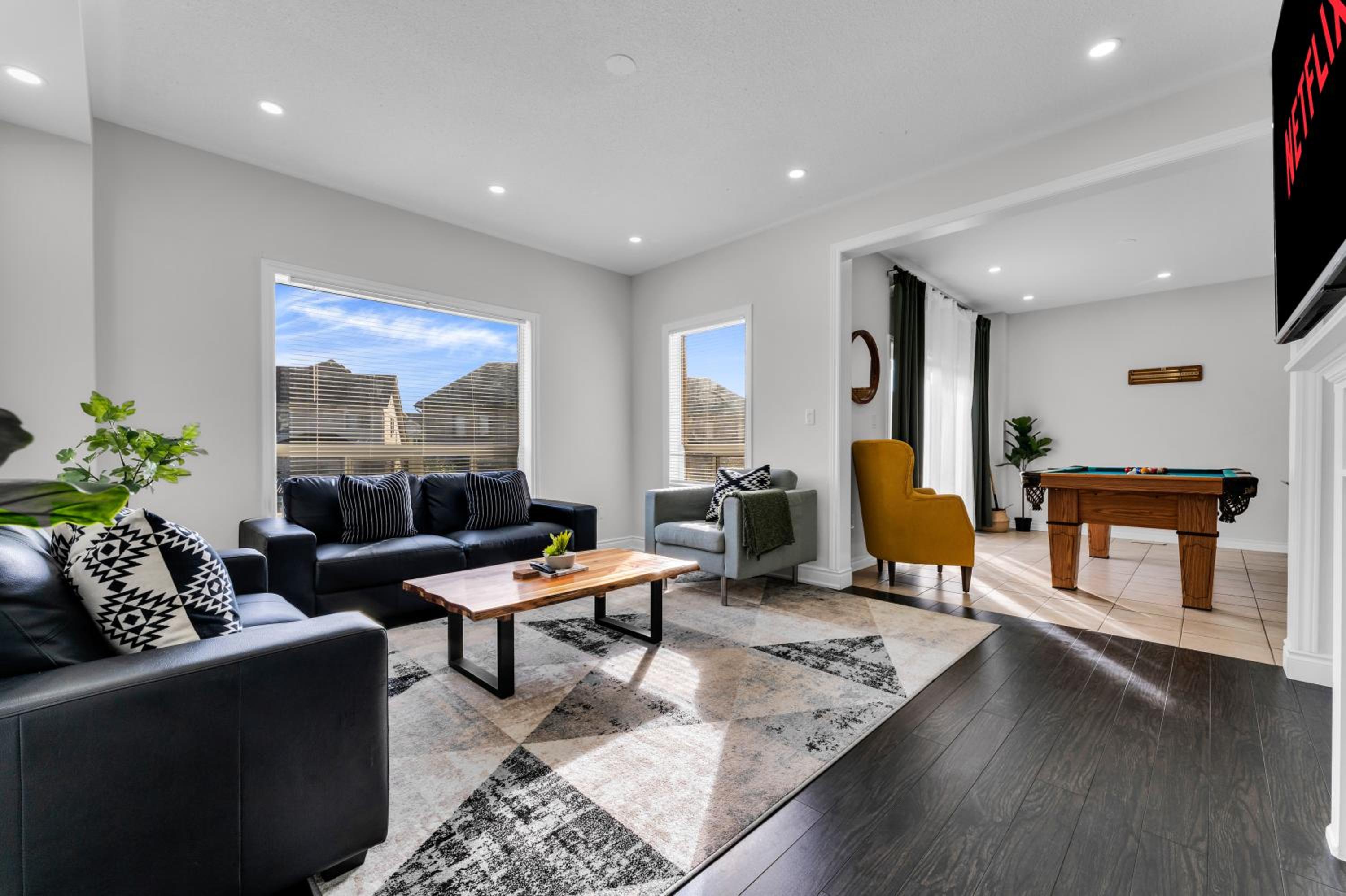 Oshawa Family Haven - Luxury 7BR Villa with Cozy Fireplaces & Hot Tub