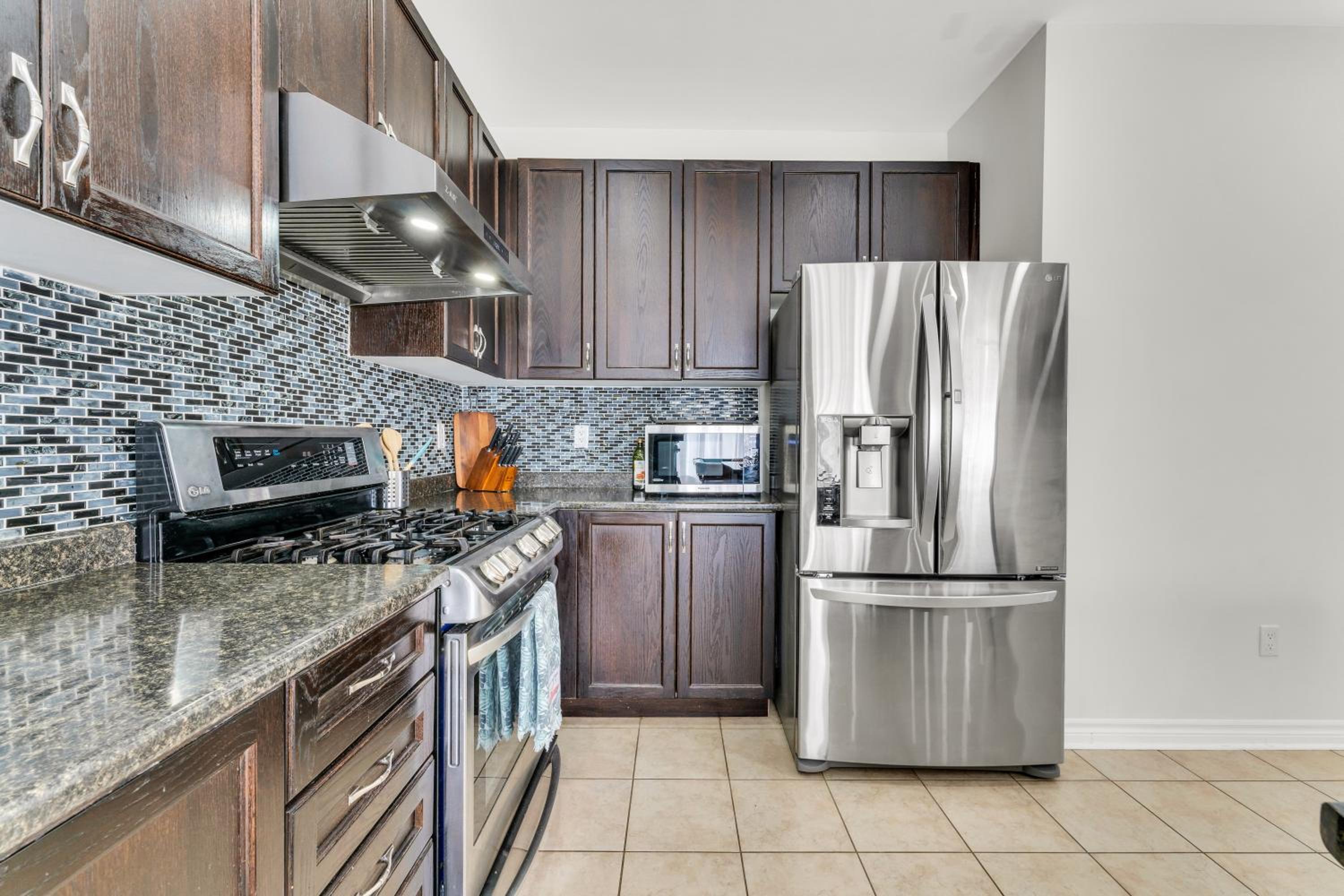 Oshawa Family Haven - Luxury 7BR Villa with Cozy Fireplaces & Hot Tub
