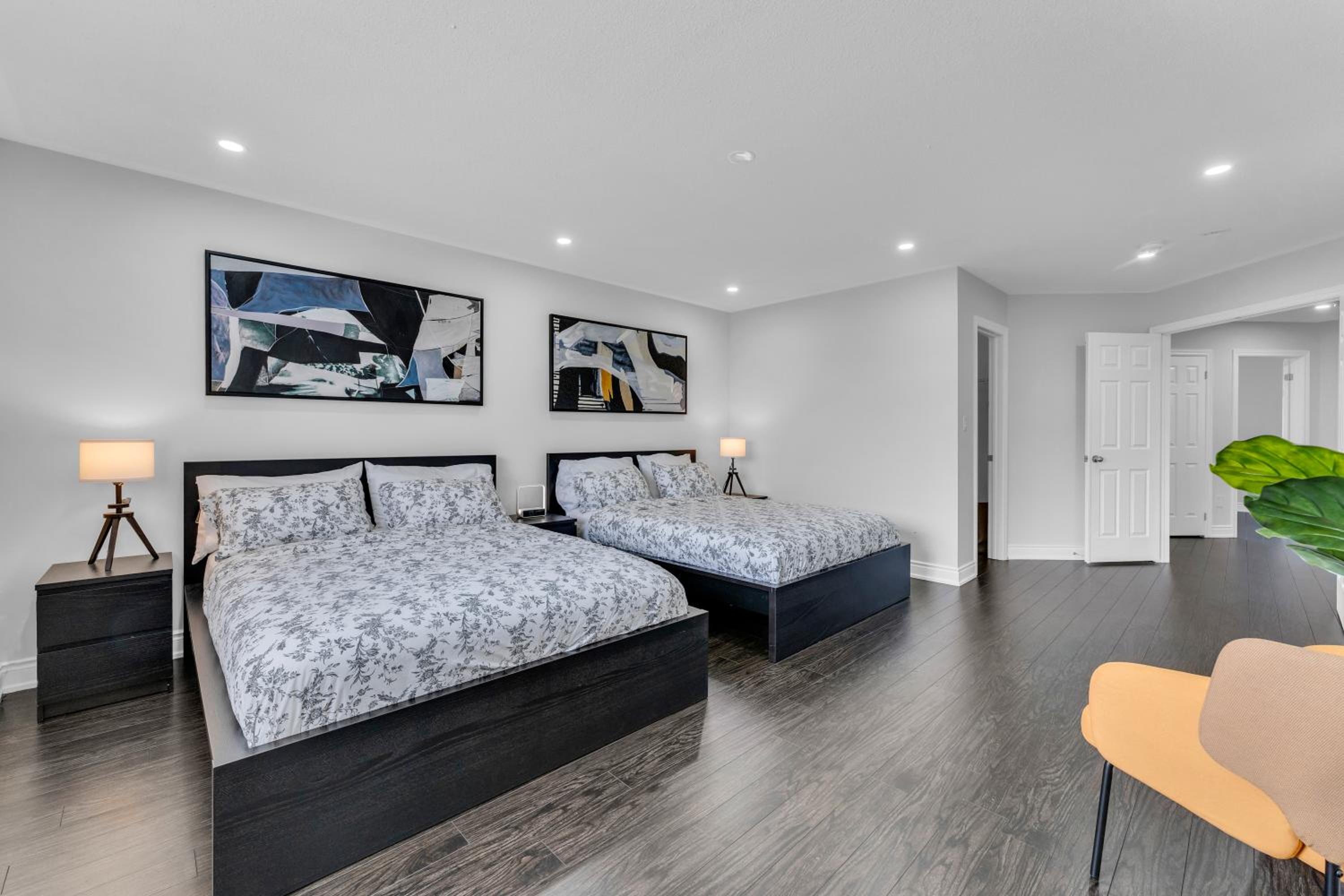 Oshawa Family Haven - Luxury 7BR Villa with Cozy Fireplaces & Hot Tub