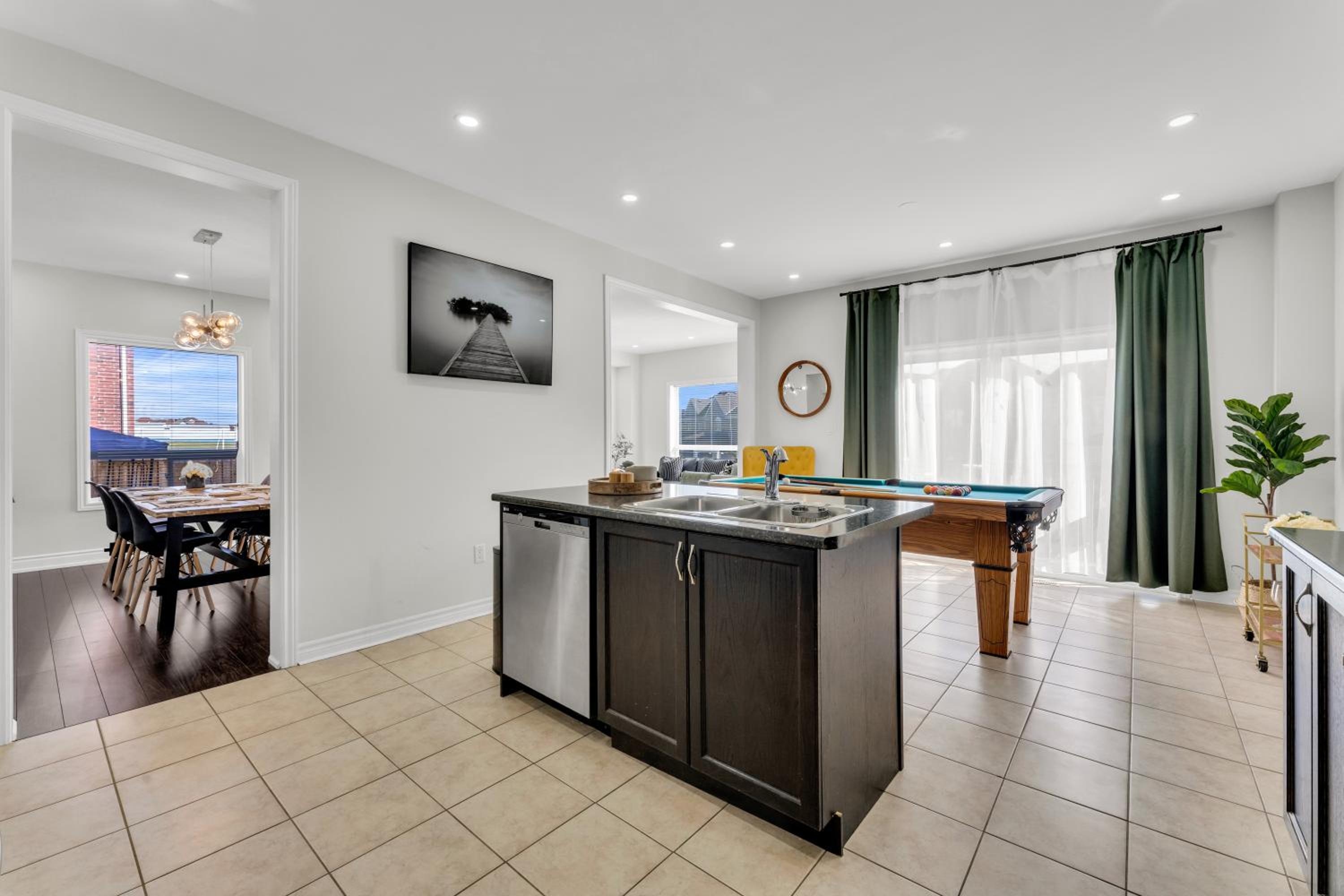 Oshawa Family Haven - Luxury 7BR Villa with Cozy Fireplaces & Hot Tub