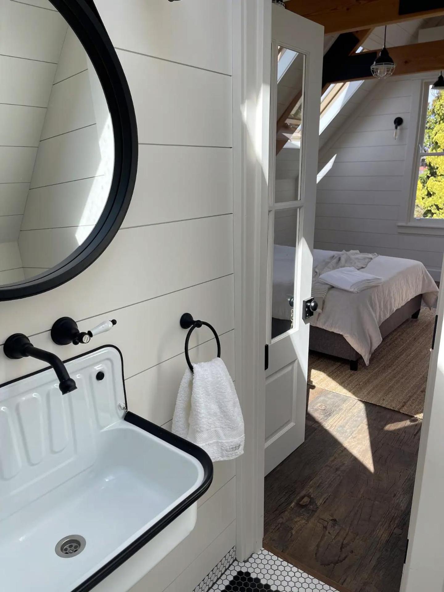 A Majestic Victorian Private Rear Access Quarters