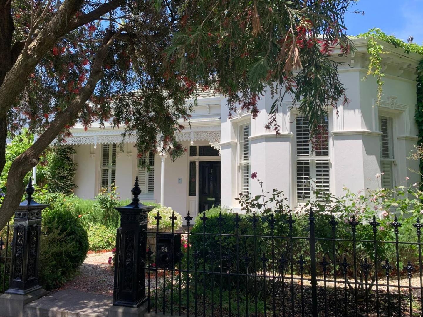 A Majestic Victorian Private Rear Access Quarters