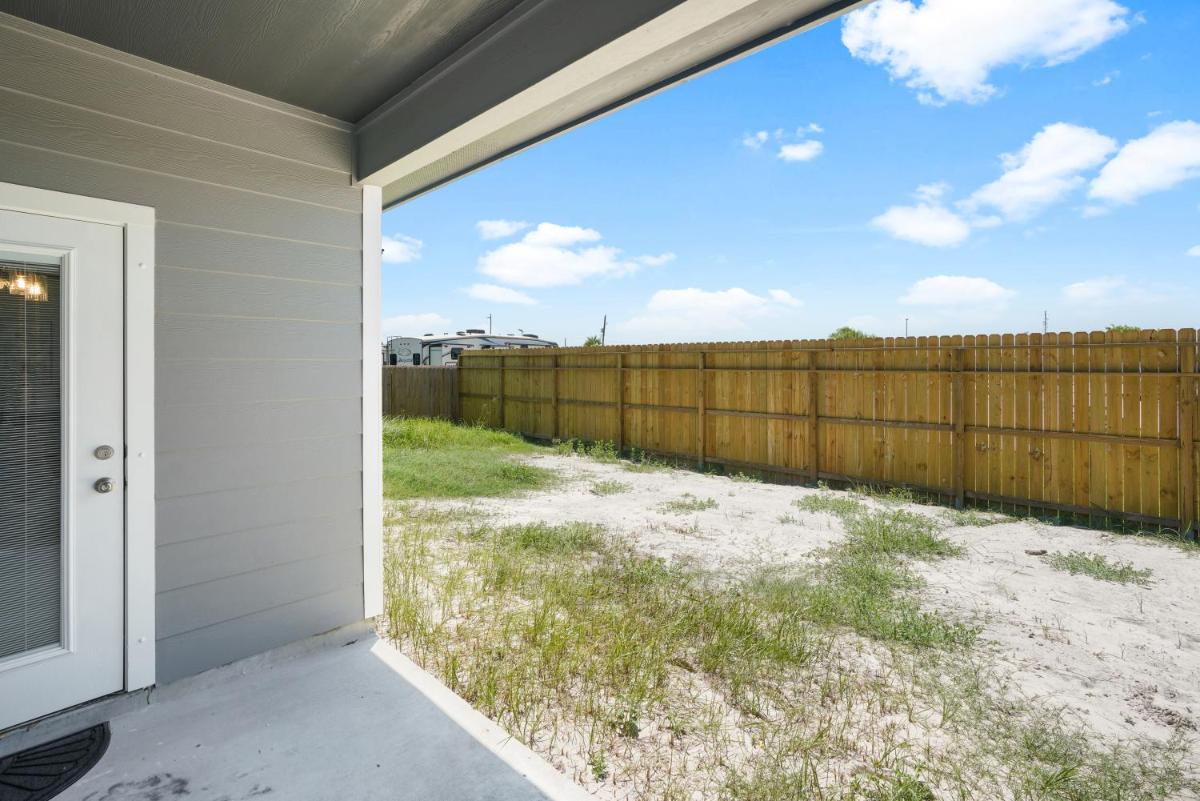 Stunning Retreat: 4B+GameRM, 2K-3QBeds,Pool Table view 3