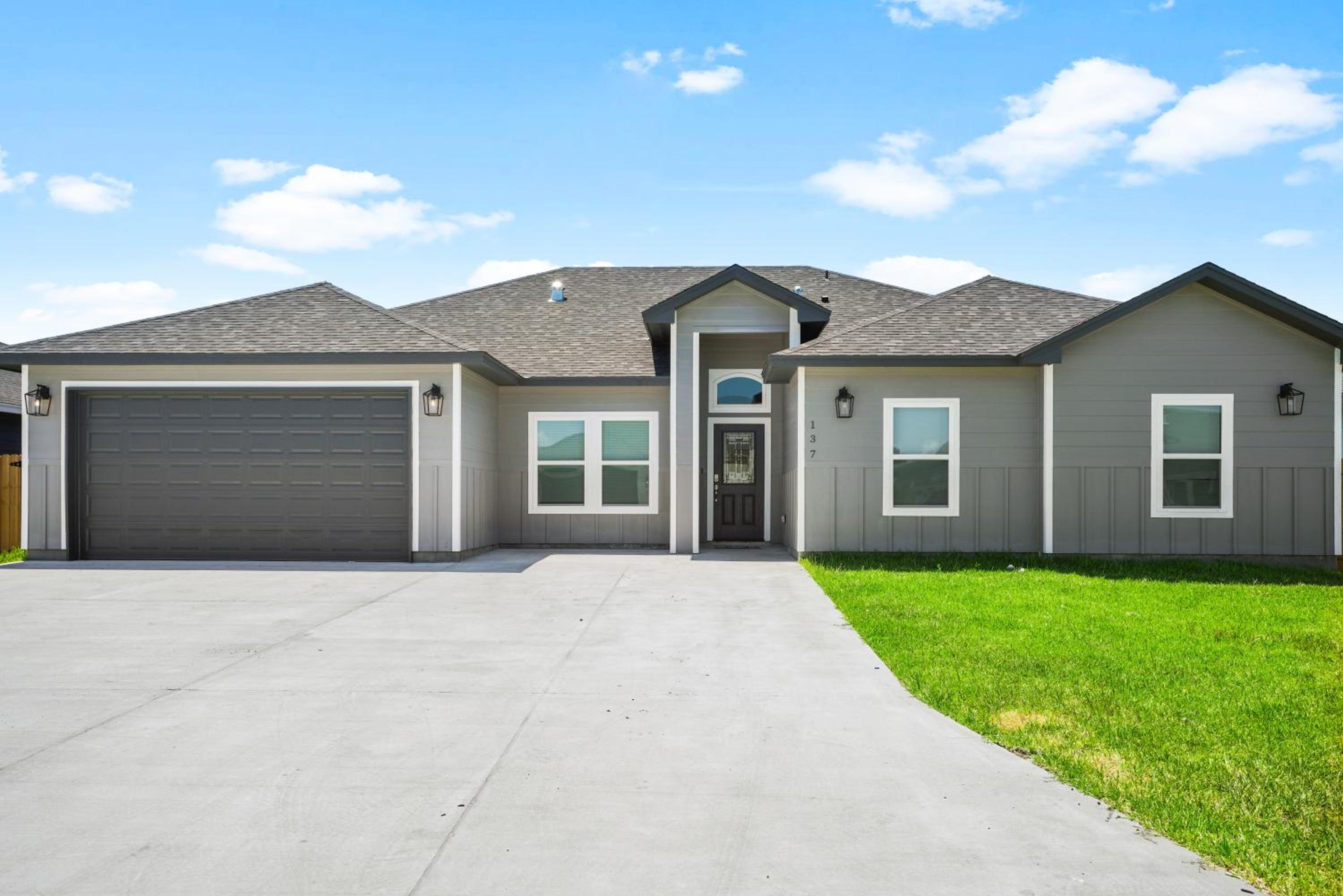Stunning Retreat: 4B+GameRM, 2K-3QBeds,Pool Table view 4
