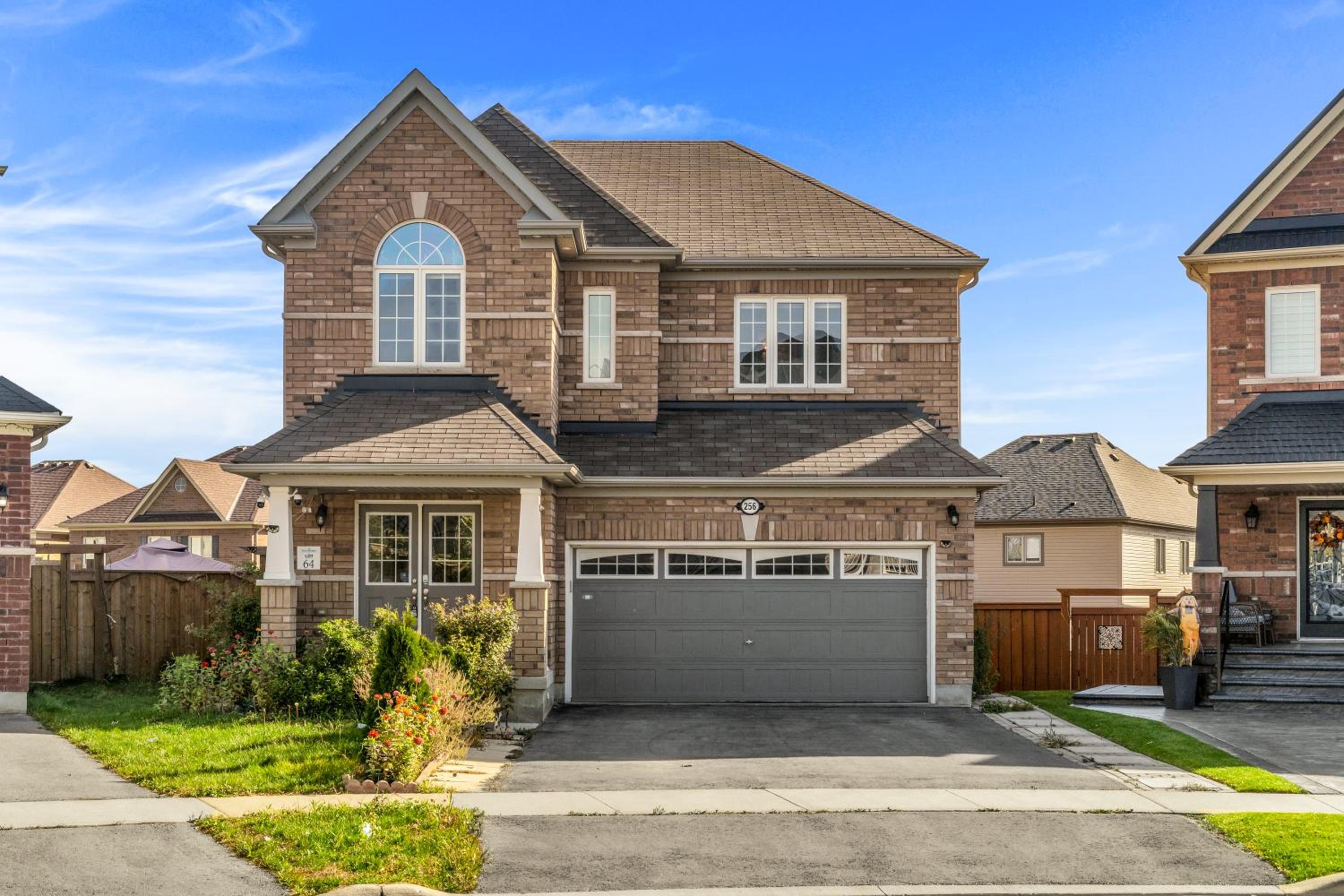 Oshawa Family Haven - Luxury 7BR Villa with Cozy Fireplaces & Hot Tub