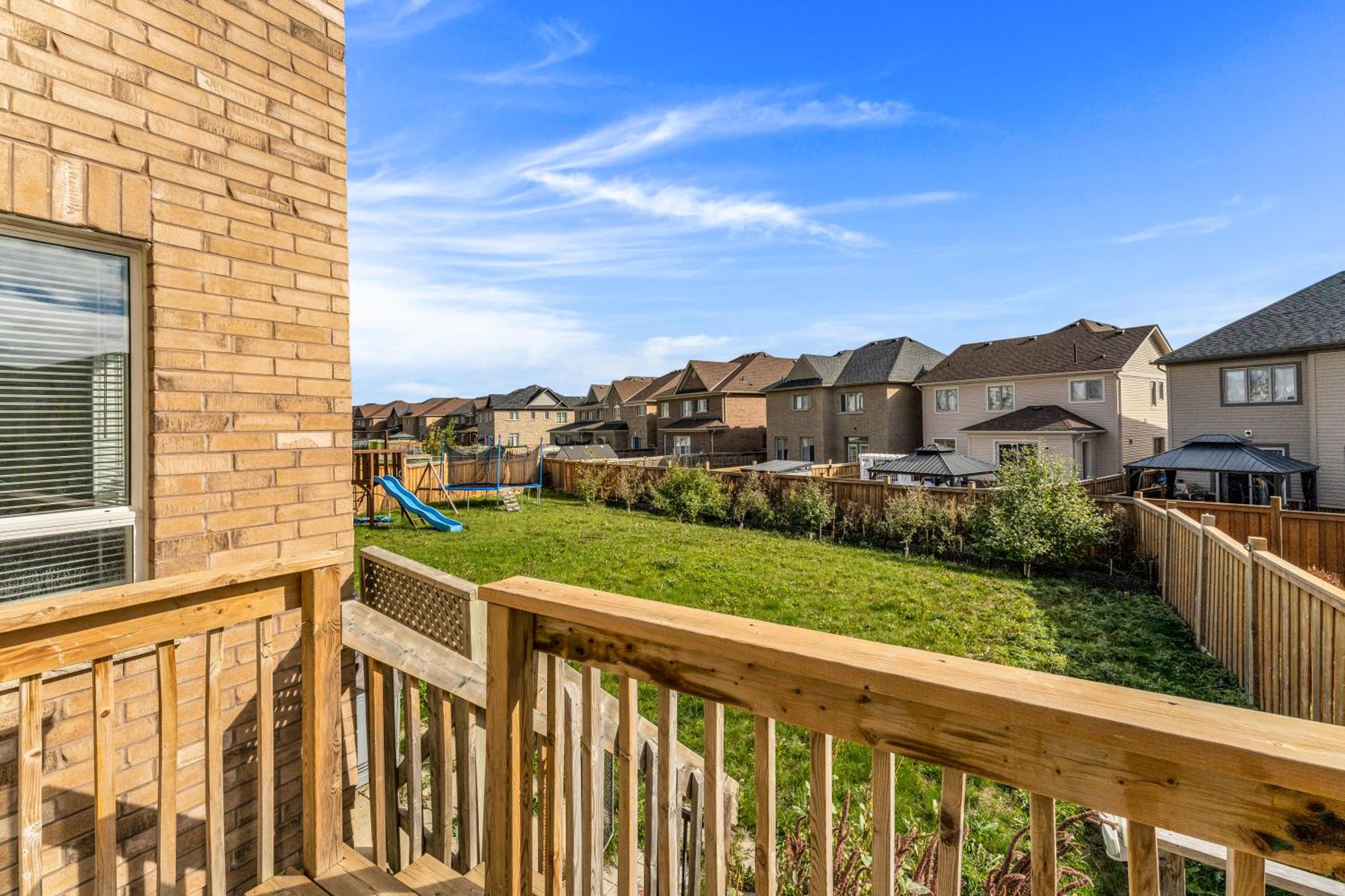 Oshawa Family Haven - Luxury 7BR Villa with Cozy Fireplaces & Hot Tub