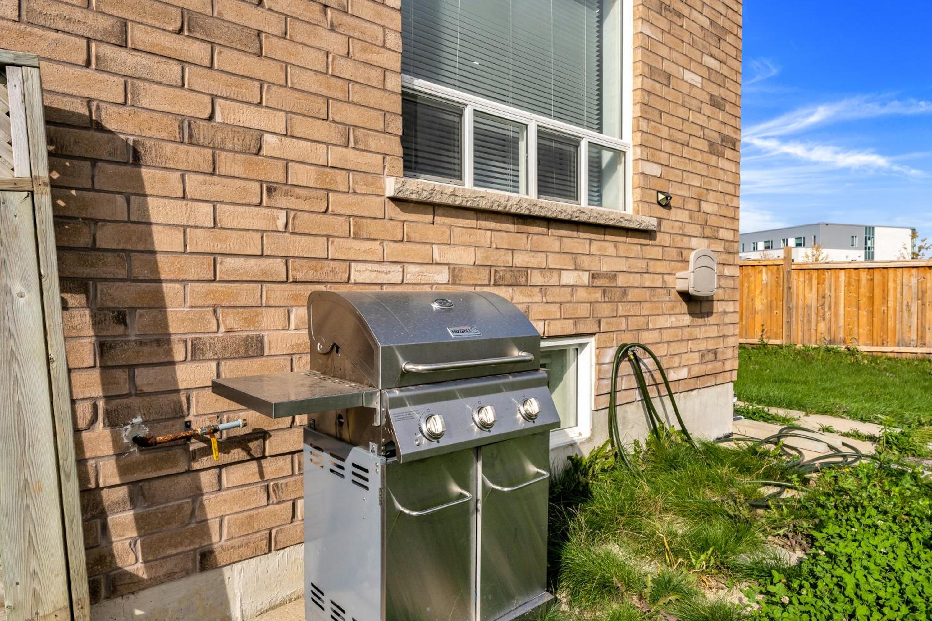 Oshawa Family Haven - Luxury 7BR Villa with Cozy Fireplaces & Hot Tub
