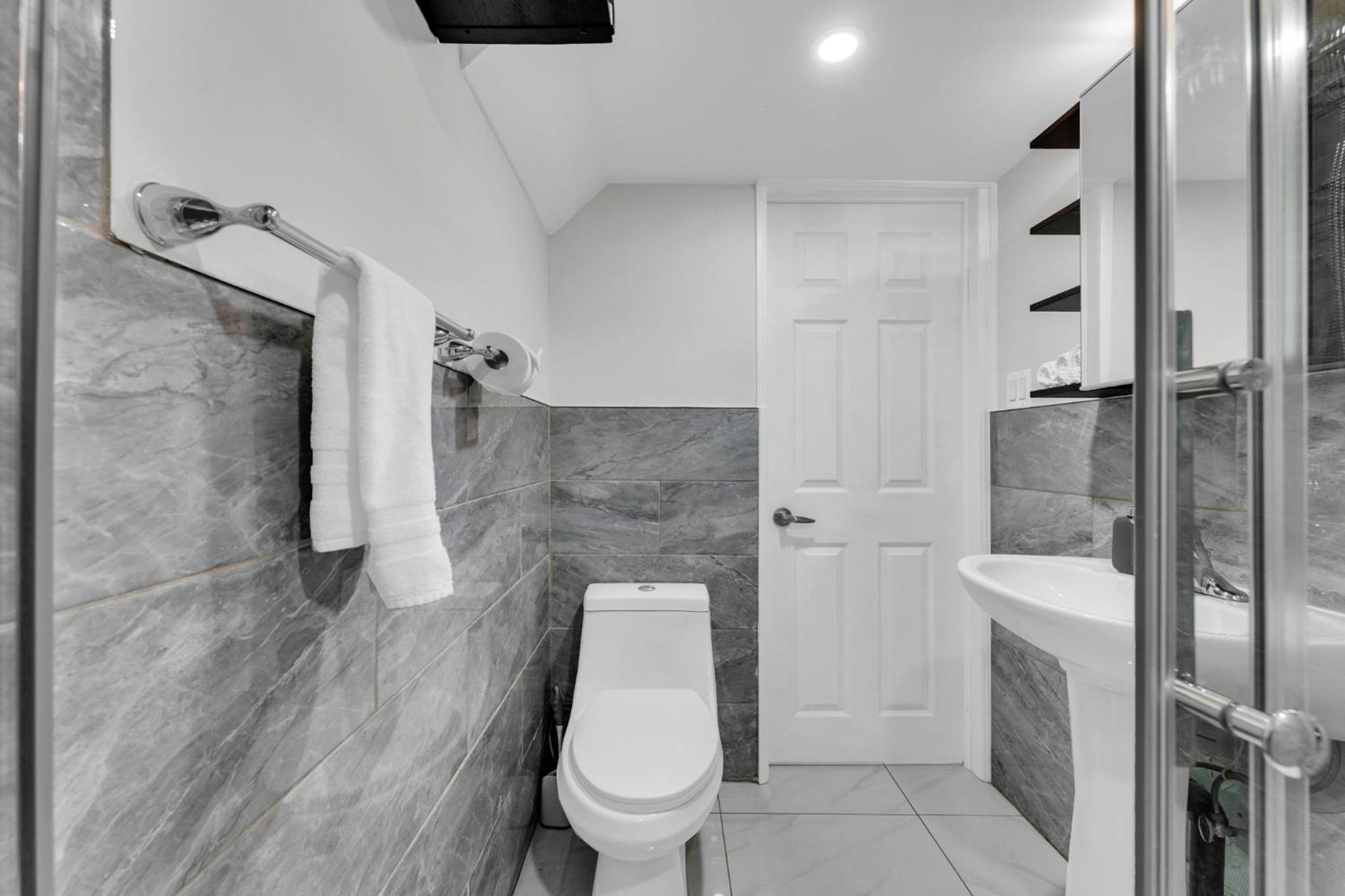 Oshawa Family Haven - Luxury 7BR Villa with Cozy Fireplaces & Hot Tub