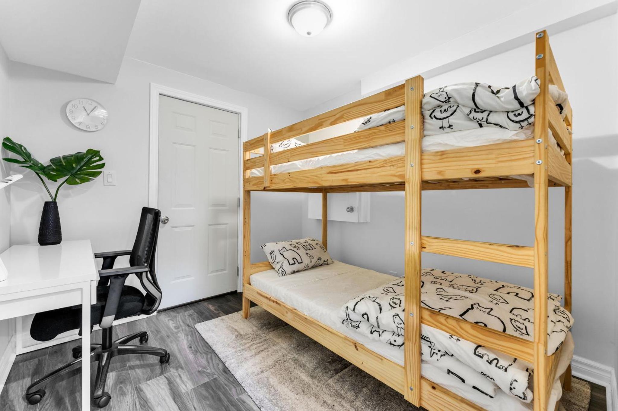 Oshawa Family Haven - Luxury 7BR Villa with Cozy Fireplaces & Hot Tub