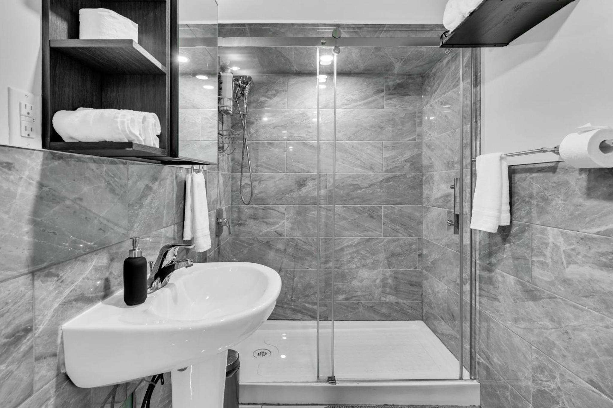 Oshawa Family Haven - Luxury 7BR Villa with Cozy Fireplaces & Hot Tub