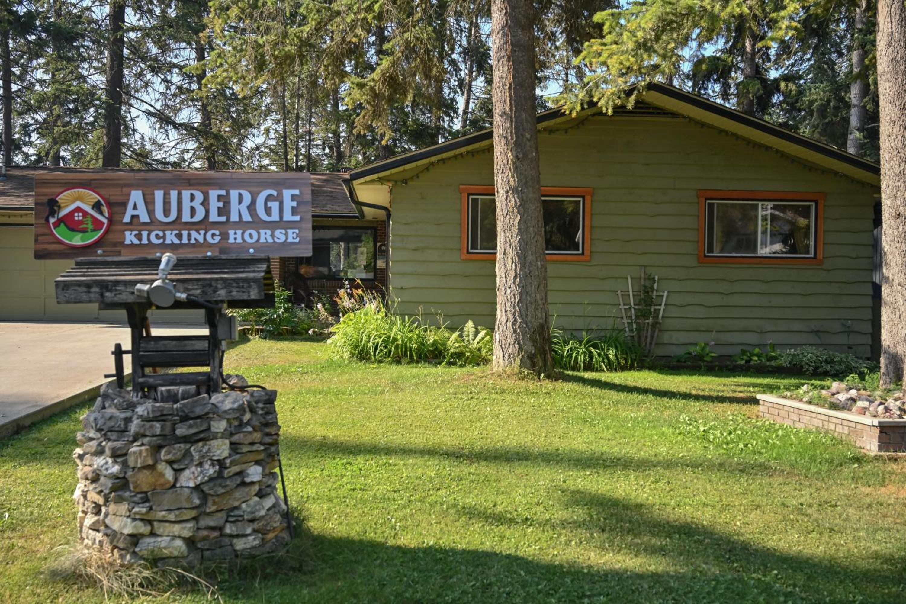 Hotel Auberge Kicking Horse Guest House - Image 1