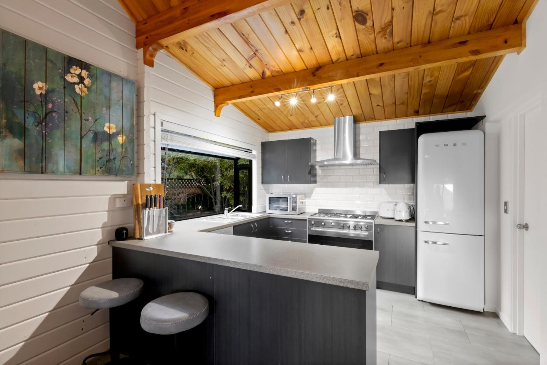 Kereru Cottage, Romantic & Beautiful Log Cabin - Queenstown view 2