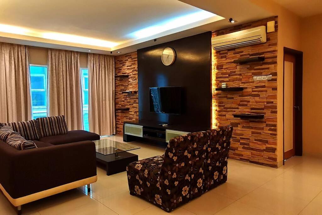 KLCC Luxurious 2 Floors Homestay 5BR for 15pax