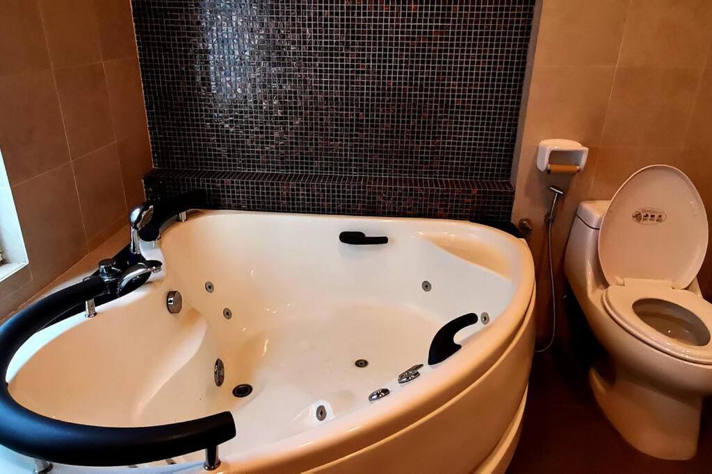 KLCC Luxurious 2 Floors Homestay 5BR for 15pax