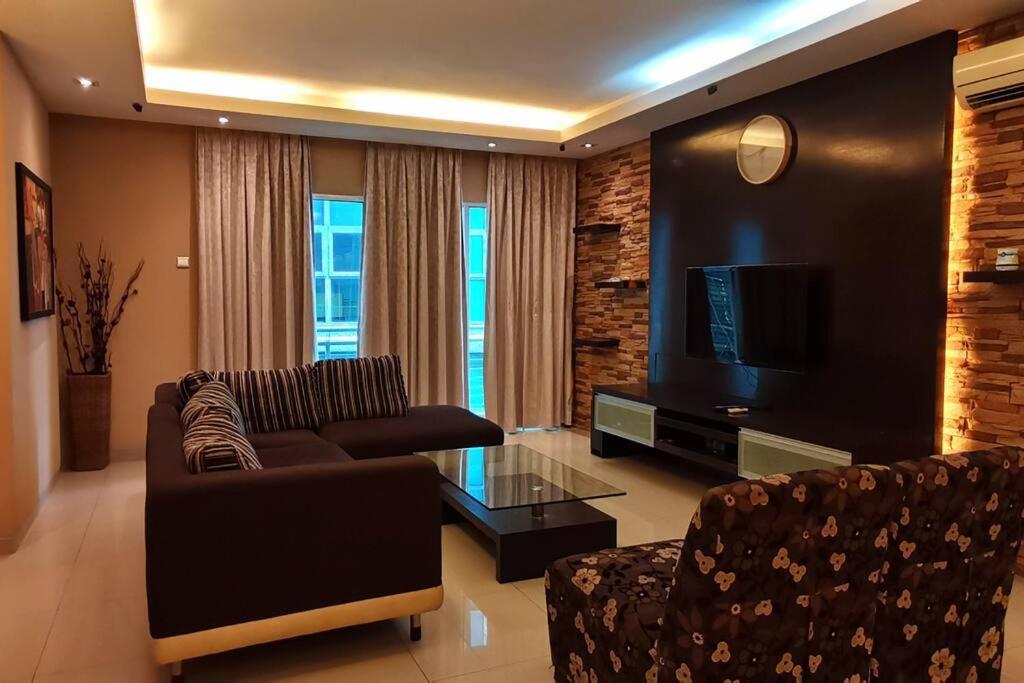 KLCC Luxurious 2 Floors Homestay 5BR for 15pax