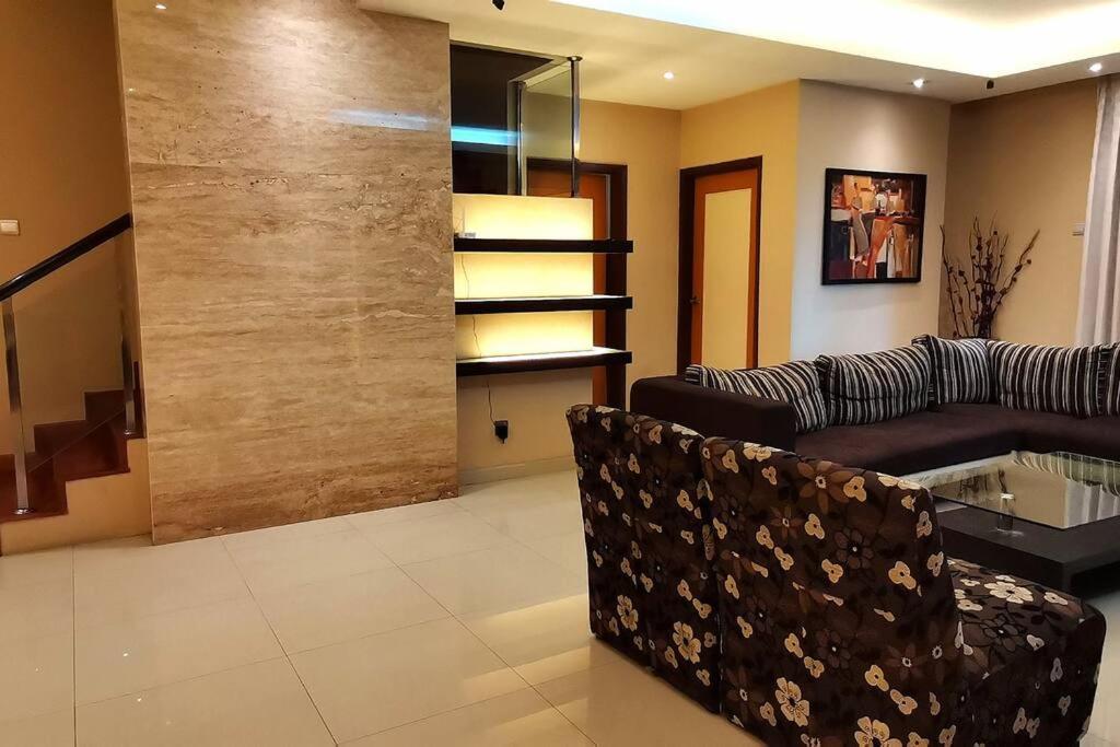 KLCC Luxurious 2 Floors Homestay 5BR for 15pax