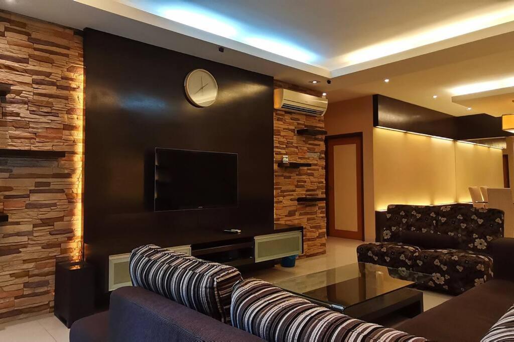 KLCC Luxurious 2 Floors Homestay 5BR for 15pax