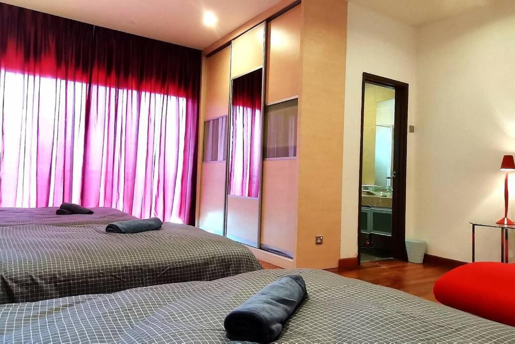 KLCC Luxurious 2 Floors Homestay 5BR for 15pax