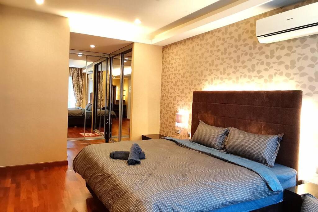KLCC Luxurious 2 Floors Homestay 5BR for 15pax