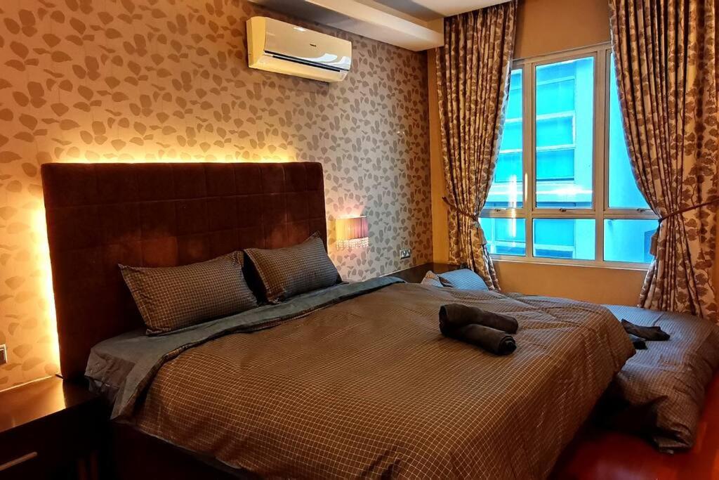 KLCC Luxurious 2 Floors Homestay 5BR for 15pax