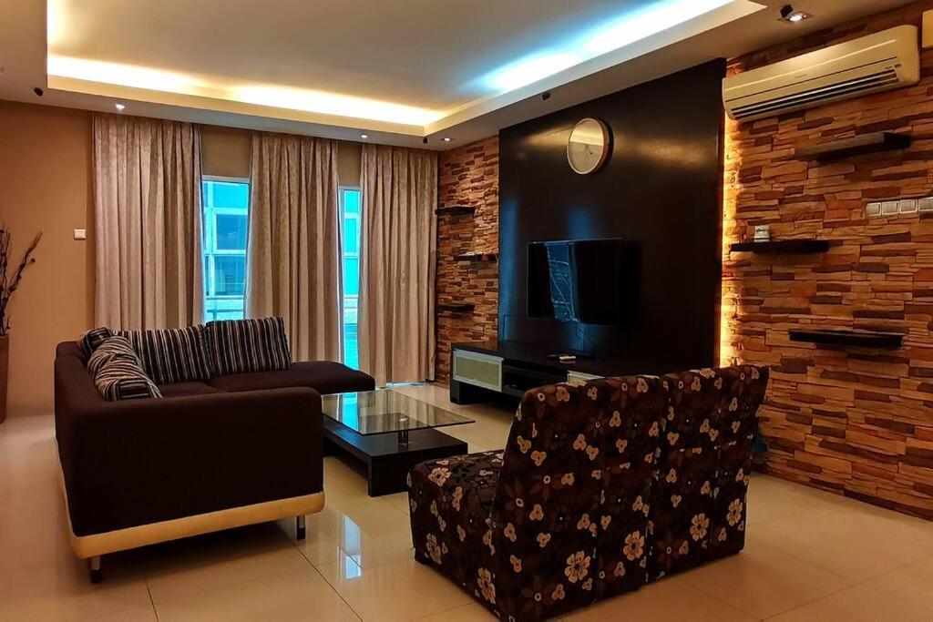 KLCC Luxurious 2 Floors Homestay 5BR for 15pax