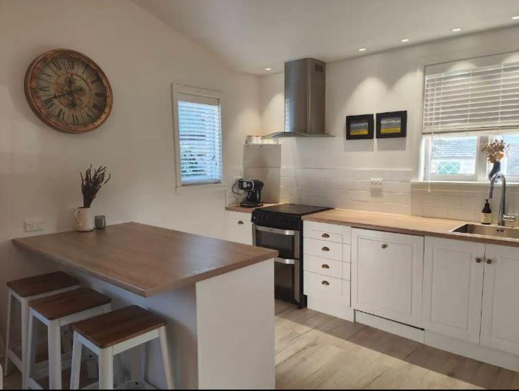 Beautiful Villa with Parking 5 Mins to One NZ Stadium view 4