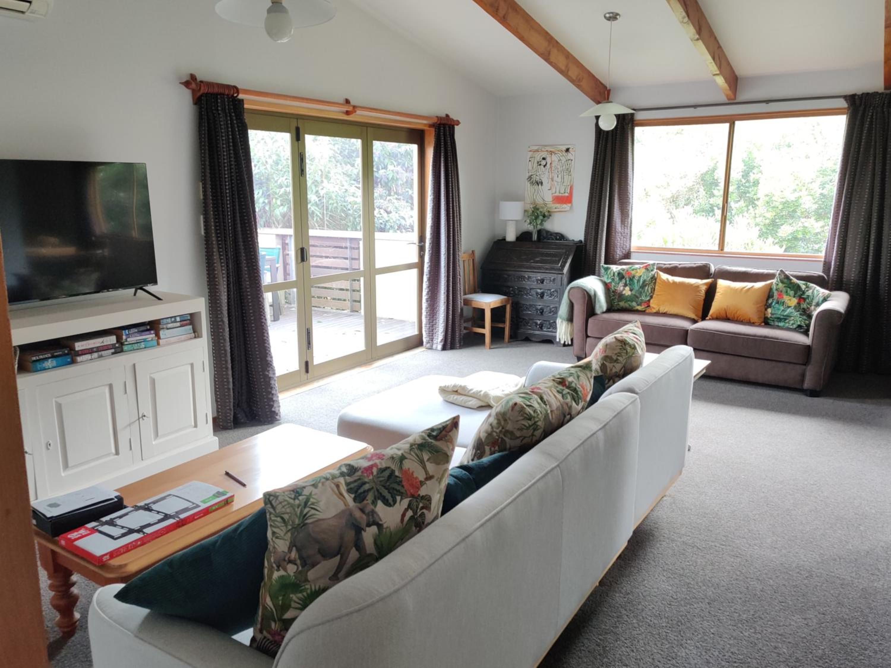 Large, Comfy, Stylish Apartment view 2