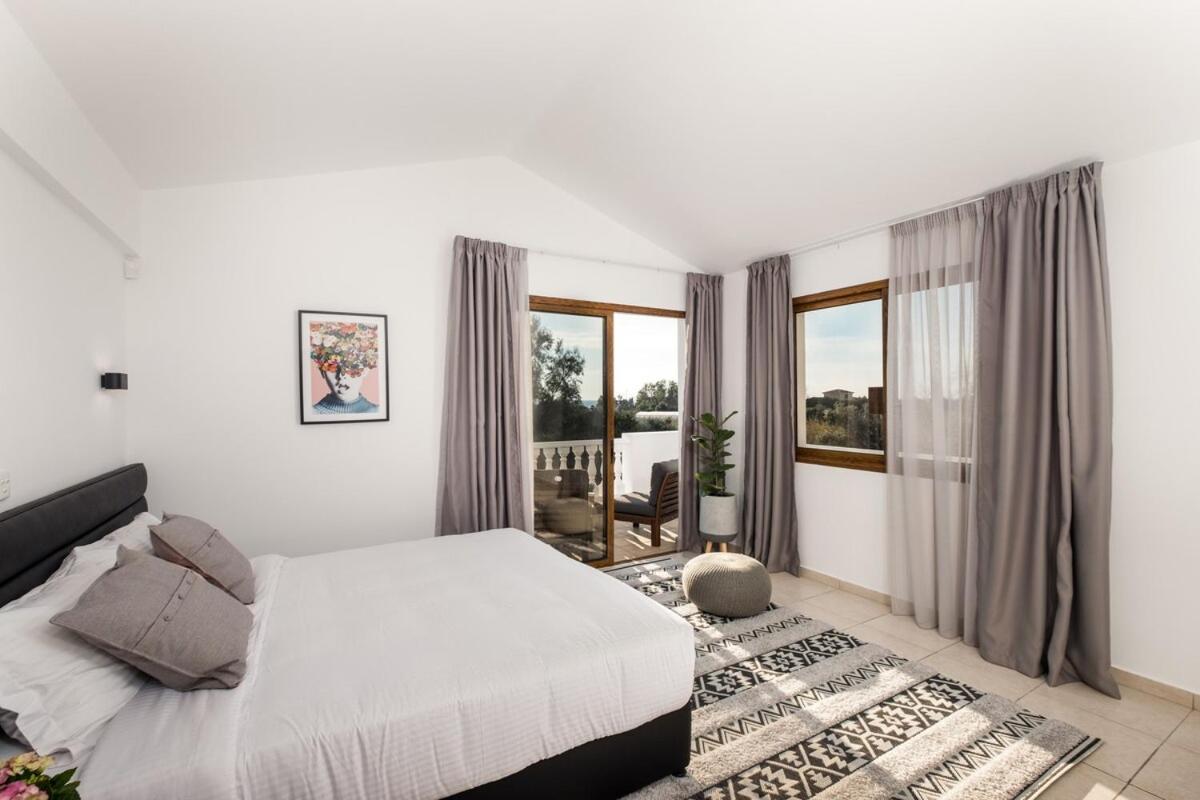 Cocoon Luxury Villa In Coral Bay-3 Min To Beach
