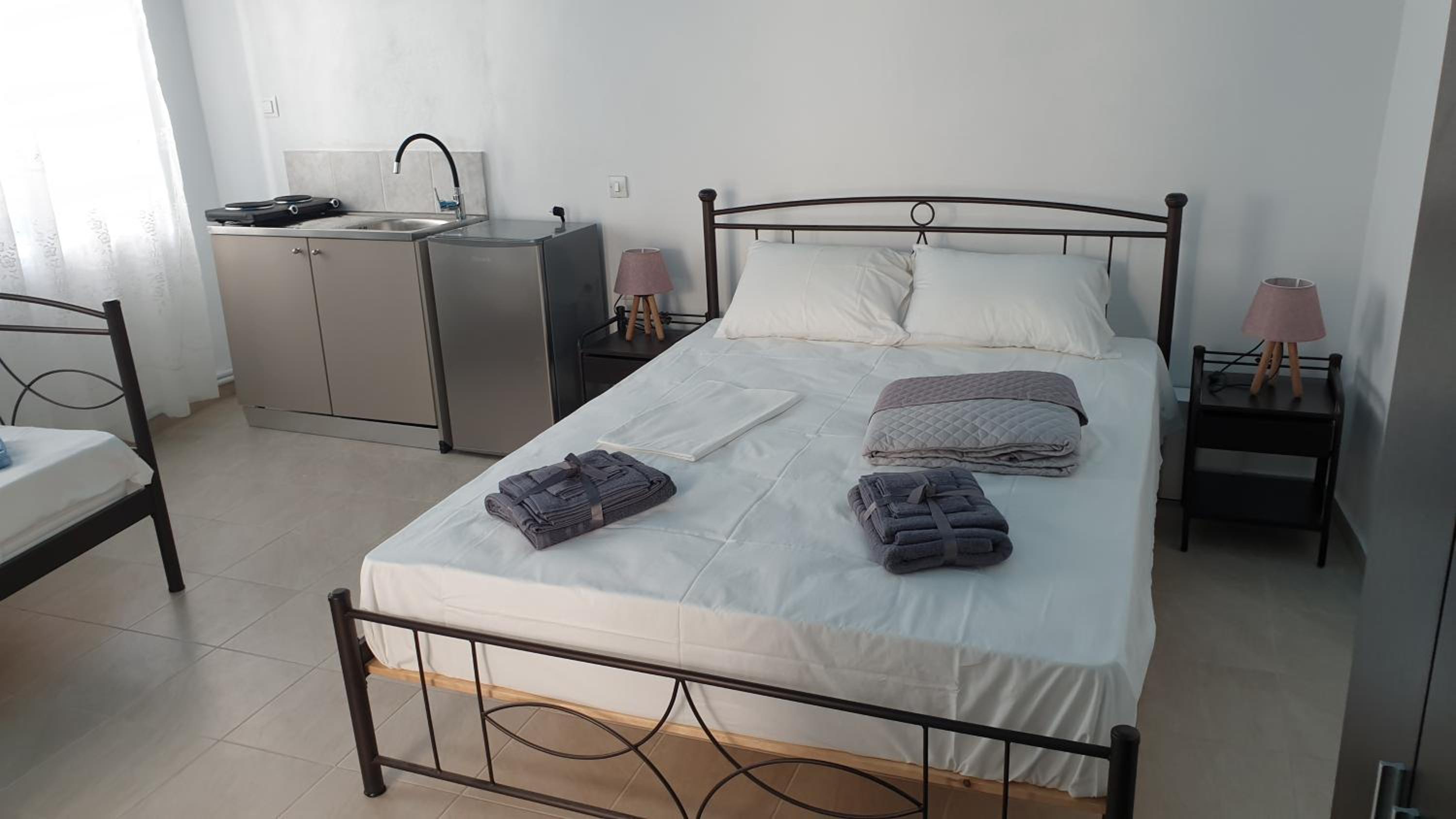 Stathis Apart 2 photo 2