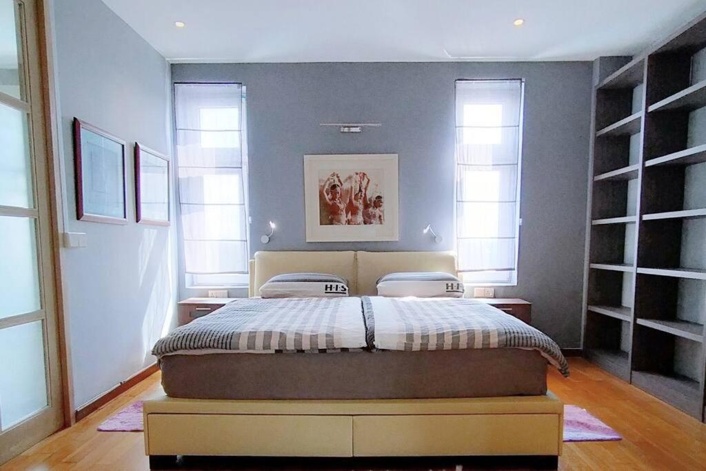 Lavish Retreat: Stylish & Scenic Penthouse