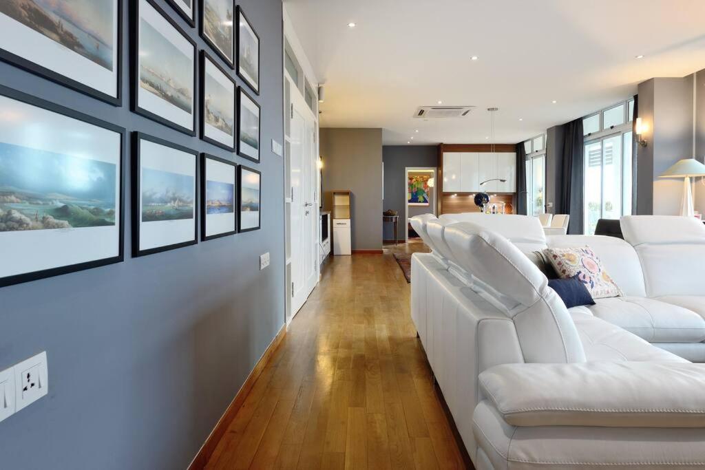 Lavish Retreat: Stylish & Scenic Penthouse