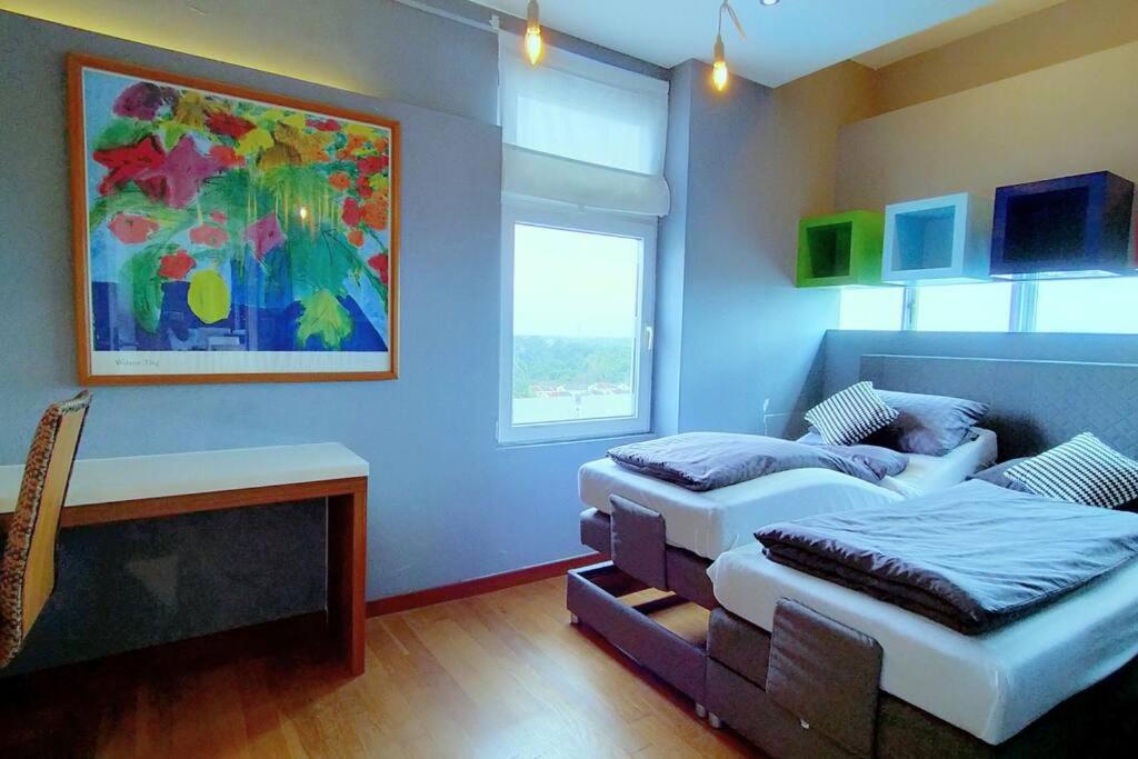 Lavish Retreat: Stylish & Scenic Penthouse