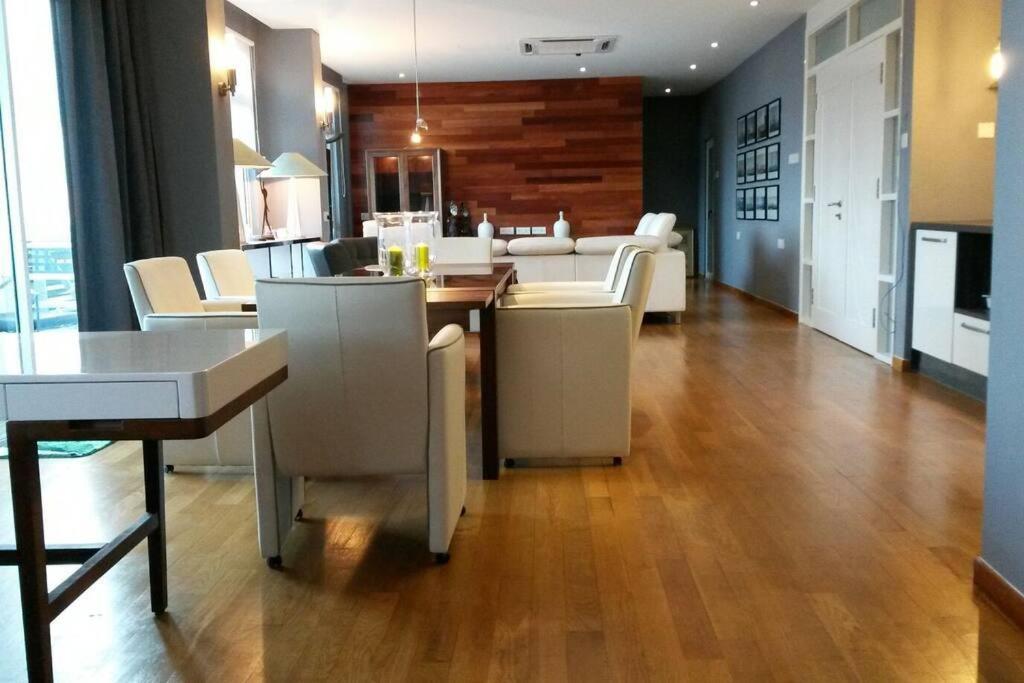 Lavish Retreat: Stylish & Scenic Penthouse