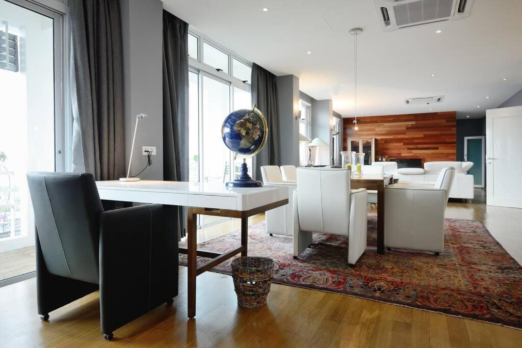 Lavish Retreat: Stylish & Scenic Penthouse