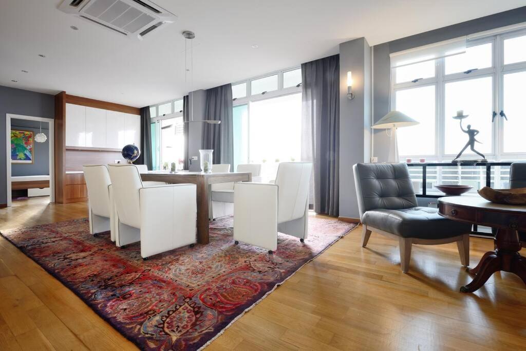 Lavish Retreat: Stylish & Scenic Penthouse