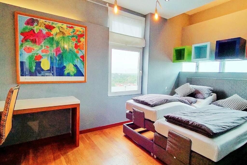 Lavish Retreat: Stylish & Scenic Penthouse