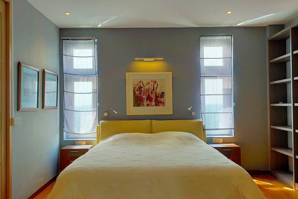 Lavish Retreat: Stylish & Scenic Penthouse