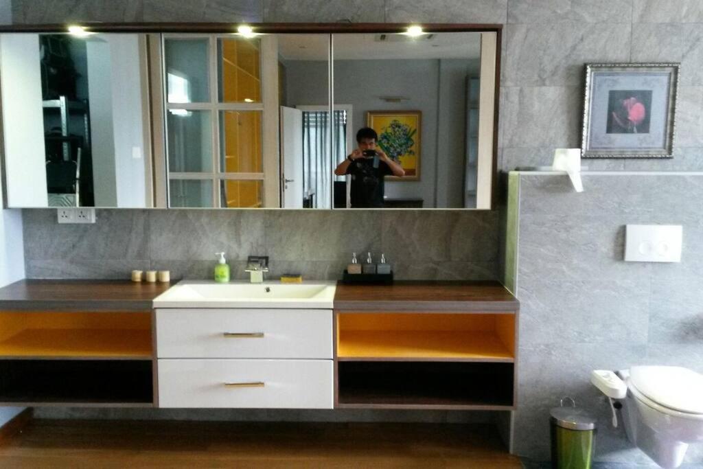 Lavish Retreat: Stylish & Scenic Penthouse