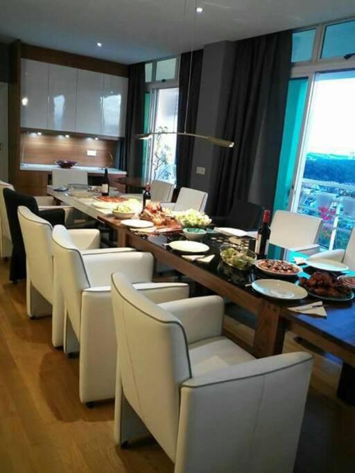 Lavish Retreat: Stylish & Scenic Penthouse
