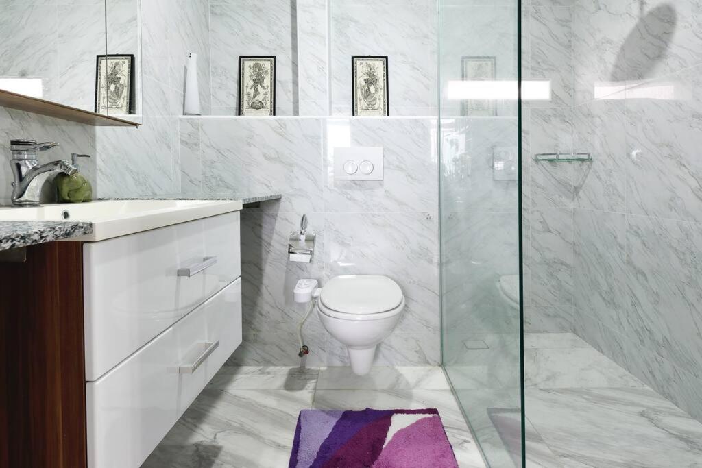 Lavish Retreat: Stylish & Scenic Penthouse