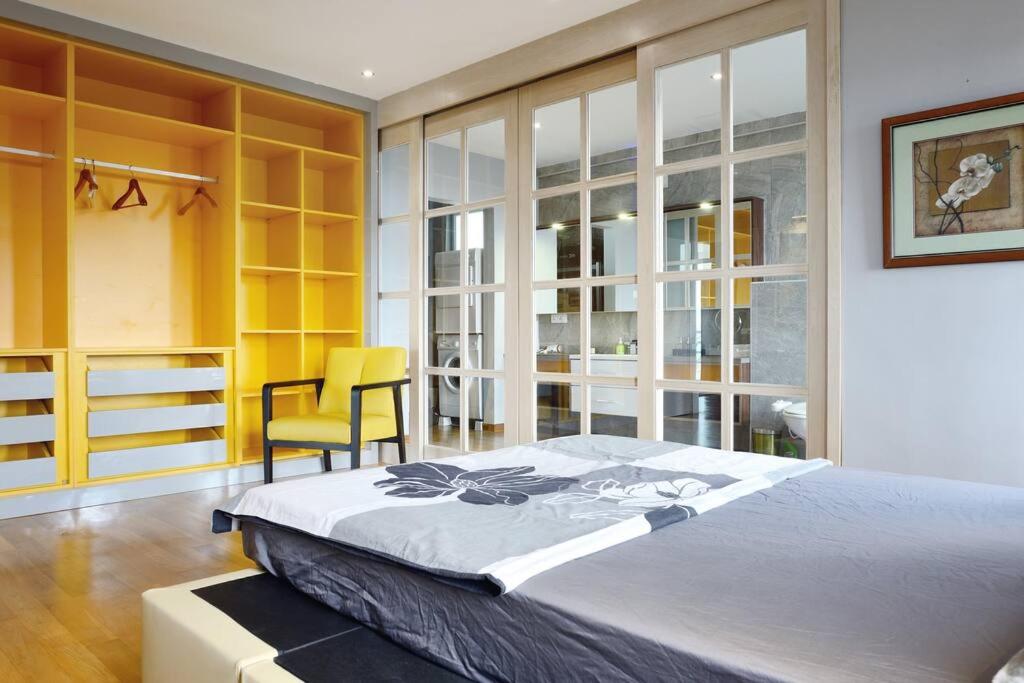 Lavish Retreat: Stylish & Scenic Penthouse