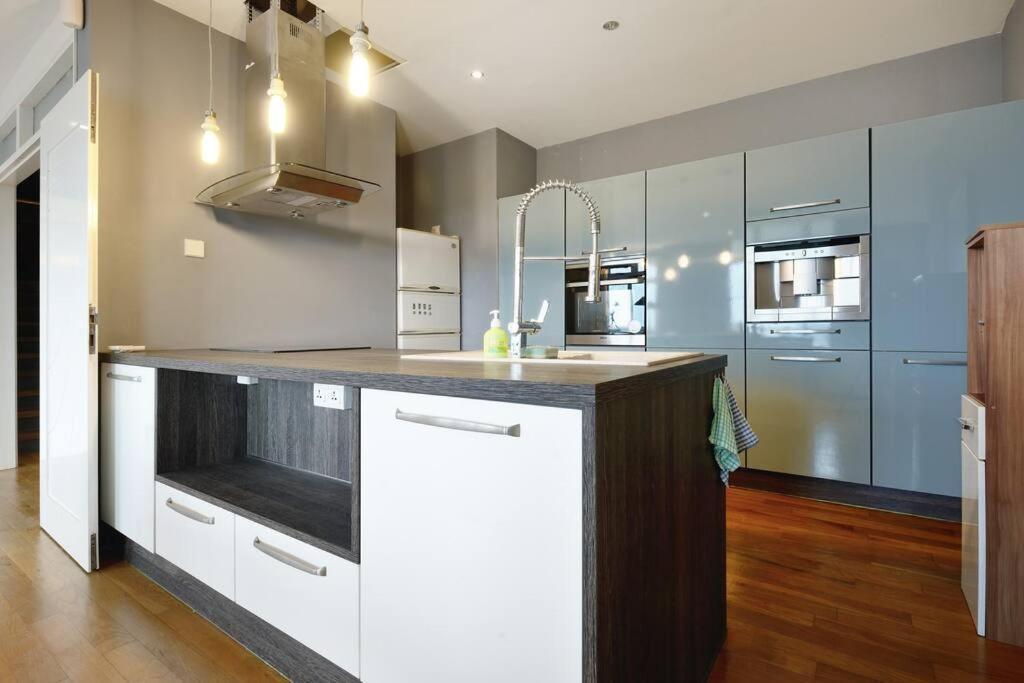 Lavish Retreat: Stylish & Scenic Penthouse