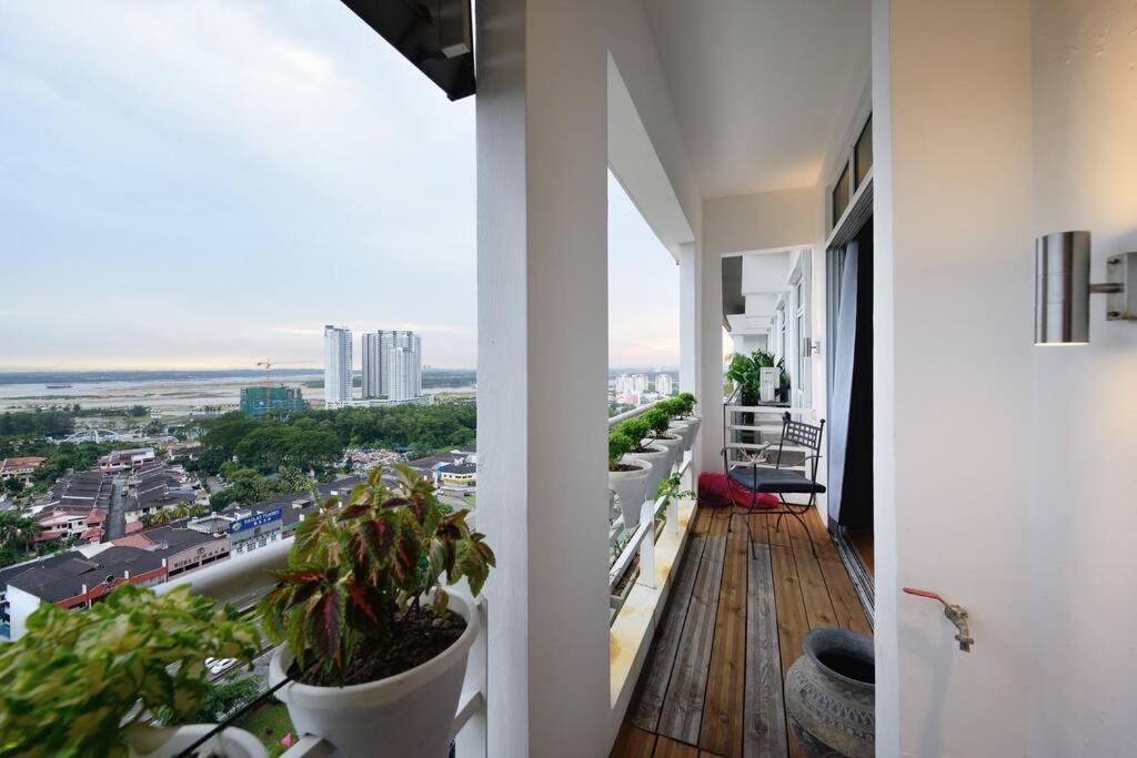 Lavish Retreat: Stylish & Scenic Penthouse