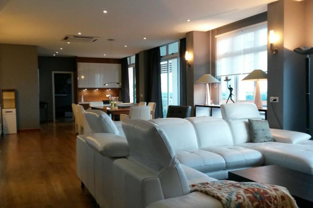 Lavish Retreat: Stylish & Scenic Penthouse