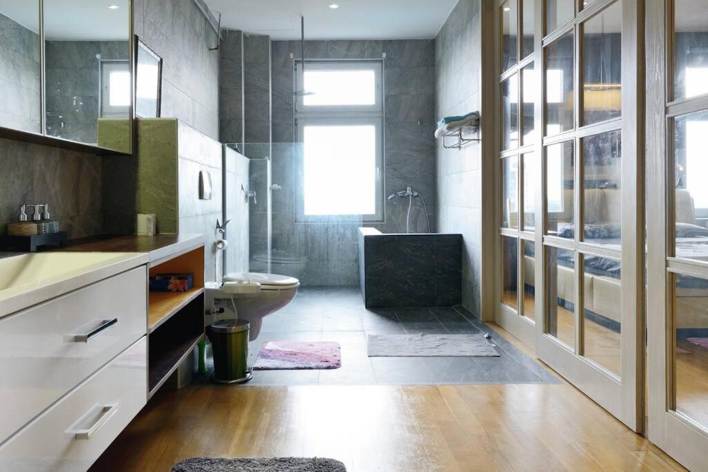 Lavish Retreat: Stylish & Scenic Penthouse