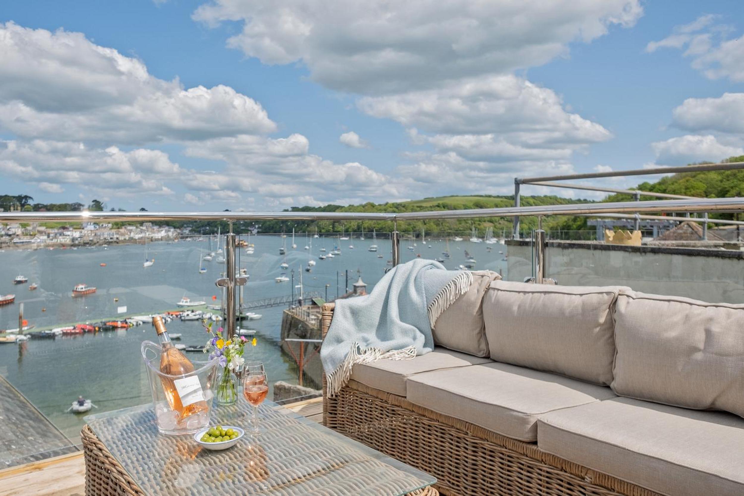 Enchanting Harbourside Cottage with Panoramic Views