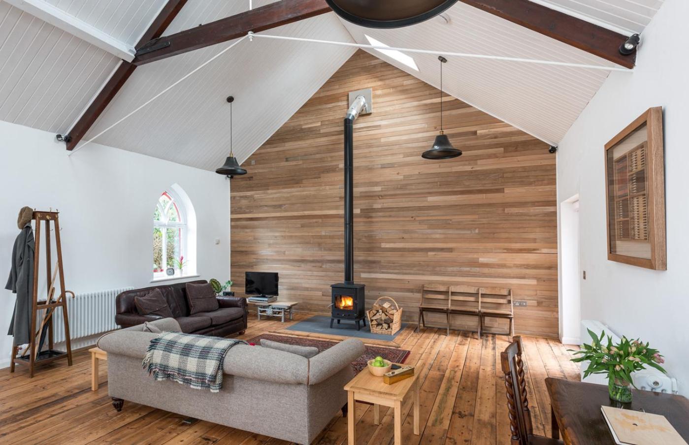 CHESTER'S ONLY TIN CHAPEL - UNIQUE, SPACIOUS 2 BEDROOMS, GARDEN AND FREE PARKING view 4