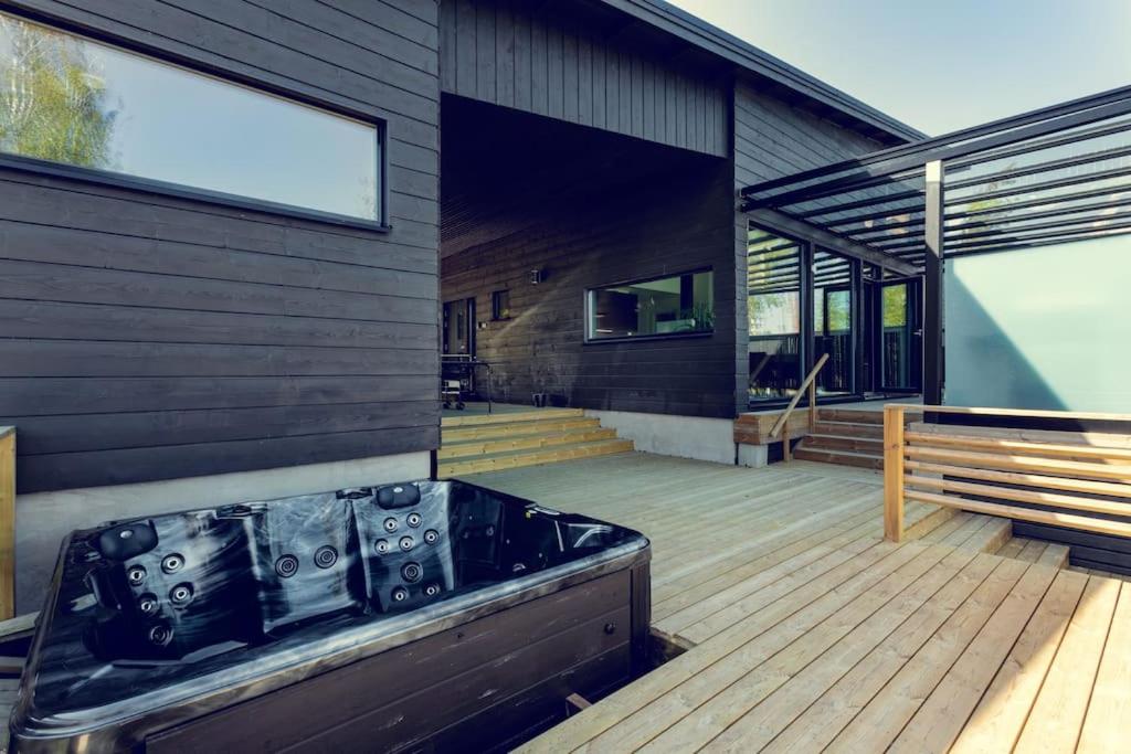 Villa Eslahti - Seafront/Jacuzzi