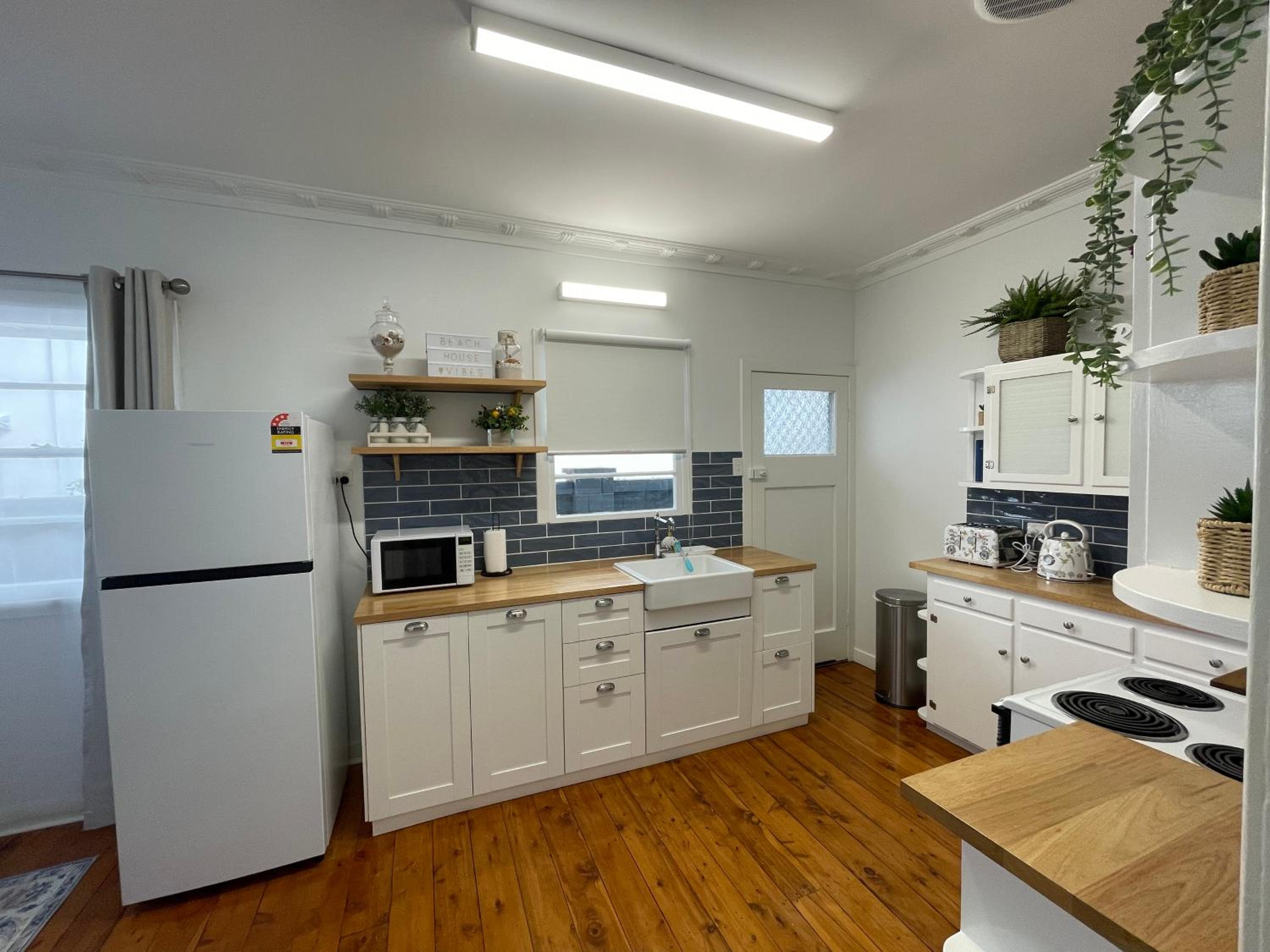 Beach House 100ms to Beach Freshly Renovated All New Appliances